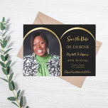 Schwarzes goldenes Foto - Birthday Save The Date<br><div class="desc">Ein Foto Save the Date für einen 40. Geburtstag (oder jedes Alter). vorne: Fügen Sie Ihr eigenes Foto in vertikaler Größe hinzu. Imitate goldenes Foto Bogen Rahmen. Ein schwarzer Hintergrund, goldener Text. Vorlagen für Namen und Datum. Der Name und der Text: Save the Date sind mit einem modernen handgeschriebenen Stilskript...</div>