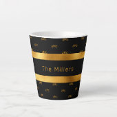 Schwarzes goldfarbenes Paar monogramm elegant Milchtasse (Vorderseite)