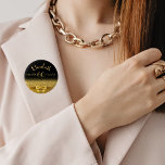 Schwarzes Goldmonogramm zum 60. Geburtstag Button<br><div class="desc">Elegant,  klassisch,  glamourös und feminin. Ein goldfarbener Bogen mit goldenem Glitzer und Funkeln,  ein bisschen Bling und Luxus zum Geburtstag. Schwarzer Hintergrund. Vorlagen für ihren Namen,  ihr Alter,  ihr Geburtsdatum und ihr Geburtstag.</div>
