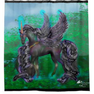 Schwarzes Goth Winged Einhorn im Wald Duschvorhang
