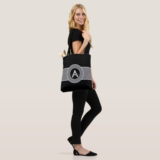 Schwarzes graues Monogramm personalisiert Tasche (Am Model)