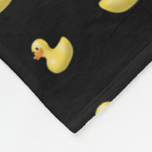 Schwarzes Gummientenmuster Fleecedecke (Ecke)