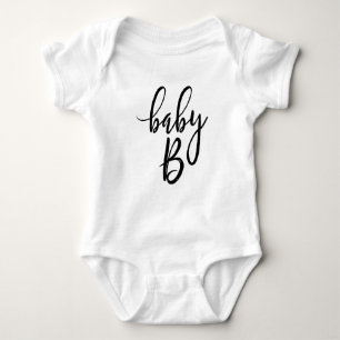 Schwarzes handgeschriebenes Skript des Baby-B Baby Strampler