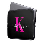 Schwarzes Heißrosa-Monogramm Laptopschutzhülle (Vorderseite Links)