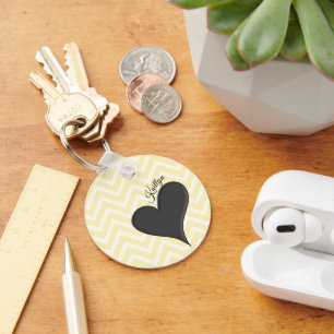 Schwarzes Herz auf gelbem Zickzack Streifen mit Na Schlüsselanhänger