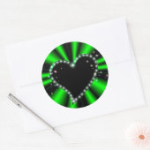 Schwarzes Herz mit Sternen auf grünem Regenbogen Runder Aufkleber (Umschlag)