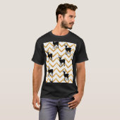 Schwarzes Hirsch, goldenes Muster. T-Shirt (Vorne ganz)