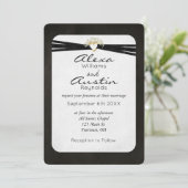 Schwarzes Hochzeitband im goldenen Herzen Einladung (Stehend Vorderseite)