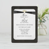 Schwarzes Hochzeitband im goldenen Herzen Einladung (Stehend Vorderseite)