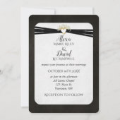 Schwarzes Hochzeitband im goldenen Herzen Einladung (Vorderseite)