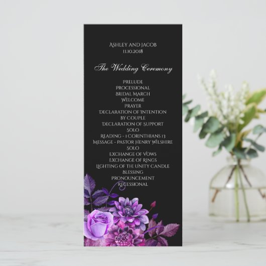 Schwarzes Hochzeitsprogramm. Lila Floralzeremonie Programm (Stehend Vorderseite)