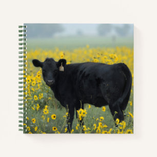 Schwarzes Kalb auf einem Feld mit Sonnenblumen Notizblock