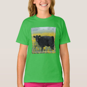 Schwarzes Kalb auf einem Feld mit Sonnenblumen T-Shirt