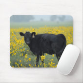 Schwarzes Kalb in einem Feld der Sonnenblumen Mousepad (Mit Mouse)