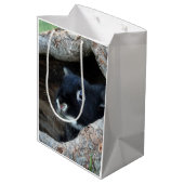 Schwarzes Kaninchen im Hollow eines Baumes Mittlere Geschenktüte (Rückseite Schrägansicht)