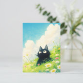 Schwarzes Kätzchen auf sonniger Gänseblümchen-Wild Postkarte (Stehend Vorderseite)