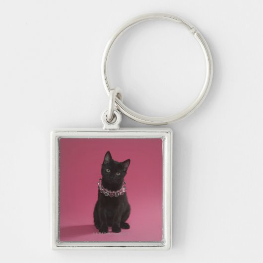 Schwarzes Kätzchen, das jeweled Halskette trägt Schlüsselanhänger (Vorne)