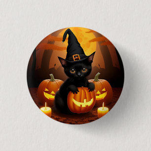 Schwarzes Kätzchen in Hexenhut zwischen Halloween- Button