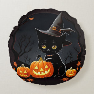 Schwarzes Kätzchen in Hexenhut zwischen Halloween- Rundes Kissen