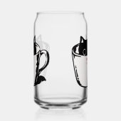 Schwarzes Kätzchen mit roter Nase, das sich in ein Dosenglas (Rechts)