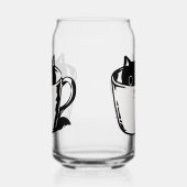 Schwarzes Kätzchen mit roter Nase, das sich in ein Dosenglas (Links)