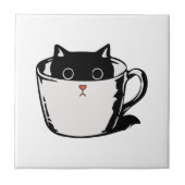 Schwarzes Kätzchen mit roter Nase, das sich in ein Fliese (Vorderseite)