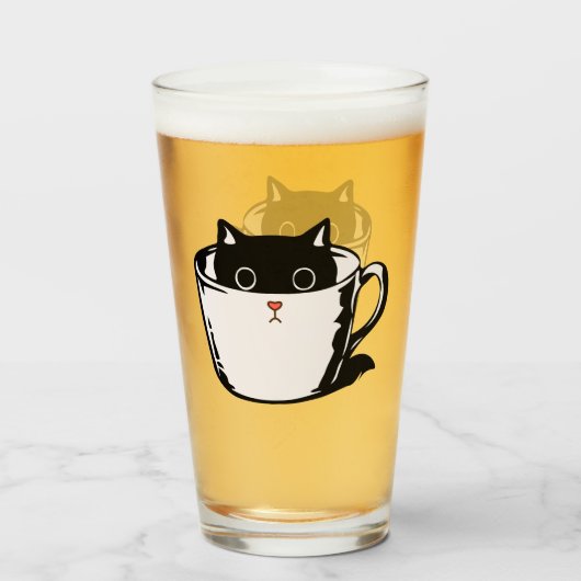 Schwarzes Kätzchen mit roter Nase, das sich in ein Glas (Vorne (Gefüllt))