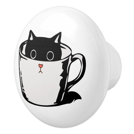 Schwarzes Kätzchen mit roter Nase, das sich in ein Keramikknauf (Rechts)