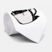 Schwarzes Kätzchen mit roter Nase, das sich in ein Krawatte (Gerollt)