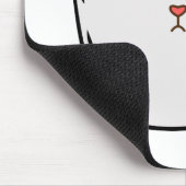 Schwarzes Kätzchen mit roter Nase, das sich in ein Mousepad (Ecke)