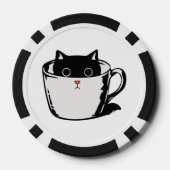 Schwarzes Kätzchen mit roter Nase, das sich in ein Pokerchips (Rückseite)