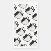 Schwarzes Kätzchen mit roter Nase, das sich in ein Serviette (Vorderseite)