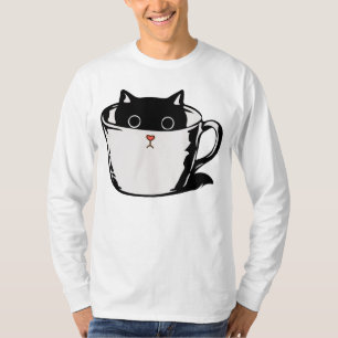Schwarzes Kätzchen mit roter Nase, das sich in ein T-Shirt