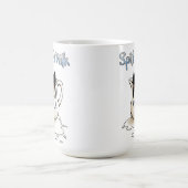 Schwarzes Kätzchen und verschüttete Milch Kaffeetasse (Mittel)