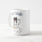 Schwarzes Kätzchen und verschüttete Milch Kaffeetasse (Vorderseite Links)