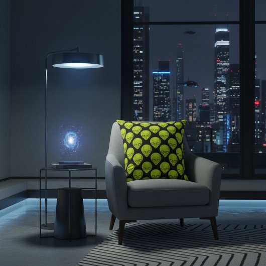 Schwarzes Kissen mit grünen Alien