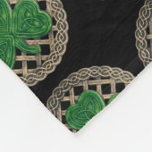 Schwarzes Kleeblatt auf keltischen Knochen Fleece  (Ecke)