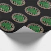 Schwarzes Kleeblatt auf keltischen Knochen-Papier Geschenkpapier (Ecke)