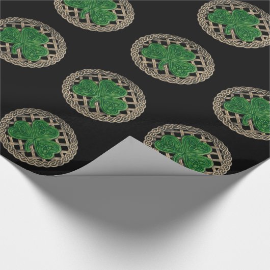 Schwarzes Kleeblatt auf keltischen Knochen-Papier Geschenkpapier (Ecke)