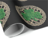 Schwarzes Kleeblatt auf keltischen Knochen-Papier Geschenkpapier (Rolleneckpunkt)