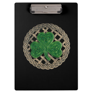 Schwarzes Kleeblatt auf keltischer Knochen Zwische Klemmbrett