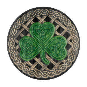 Schwarzes Kleeblatt auf keltischer Knotenschneide Schneidebrett