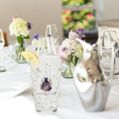 Schwarzes Kleid lila Blume Brautparty Glas