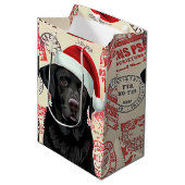Schwarzes Lab-Christmas Mittlere Geschenktüte (Vorderseite Schrägansicht)