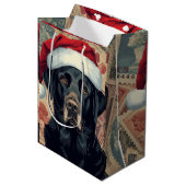 Schwarzes Lab-Christmas Mittlere Geschenktüte (Vorderseite Schrägansicht)