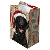 Schwarzes Lab-Christmas Mittlere Geschenktüte (Vorderseite Schrägansicht)