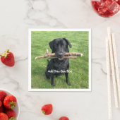 Schwarzes Labor mit zwei Sticks Hund Foto und Name Serviette (Beispiel)