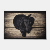 Schwarzes Labor vor der Tür. Fußmatte (Vorderseite)