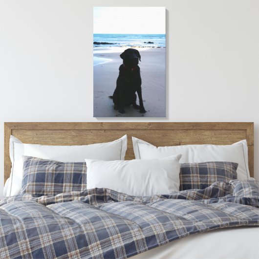 Schwarzes Labrador am Strand Leinwanddruck (Insitu (Schlafzimmer))