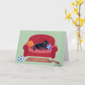 Schwarzes Labrador auf dem rosa Sofa Karte (Gelbe Blume)